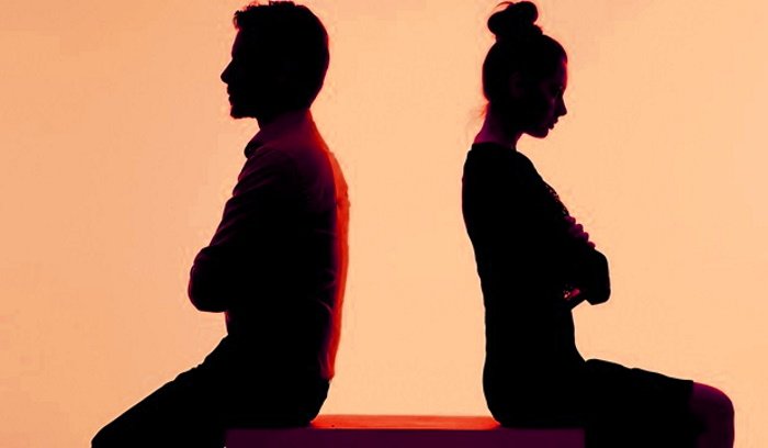 These 4 Signs Mean Your Partner is Gaslighting You (2)